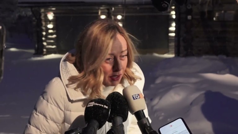 Punto stampa senza voce di Giorgia Meloni al vertice nord-sud di Saariselkä (Finlandia). Punto stampa senza voce di Giorgia Meloni al vertice nord-sud di Saariselkä (Finlandia).