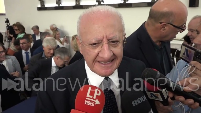 De Luca: “Sangiuliano? Il potere a volte fa perdere la testa. Auguri a Giuli e umiltà” De Luca: “Sangiuliano? Il potere a volte fa perdere la testa. Auguri a Giuli e umiltà”