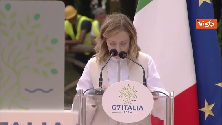 Meloni a De Luca a Caivano: “Continueremo a passeggiare e a portare risultati” Meloni a De Luca a Caivano: “Continueremo a passeggiare e a portare risultati”