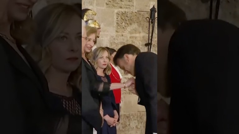 Italy’s Meloni Reacts to Macron’s Late Arrival to G-7 Dinner Italy’s Meloni Reacts to Macron’s Late Arrival to G-7 Dinner