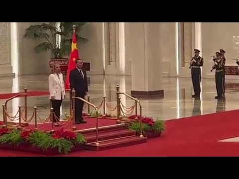 Meloni in Cina, accolta dal premier Li Qiang: l’inno italiano nella Sala grande del Popolo Meloni in Cina, accolta dal premier Li Qiang: l’inno italiano nella Sala grande del Popolo