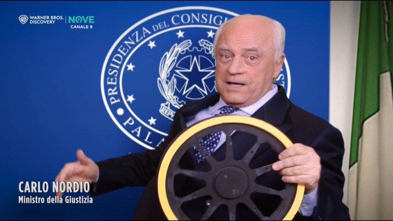 Crozza diventa il ministro Nordio: “Facciamo retromarcia, la cosa che ci viene meglio” Crozza diventa il ministro Nordio: “Facciamo retromarcia, la cosa che ci viene meglio”