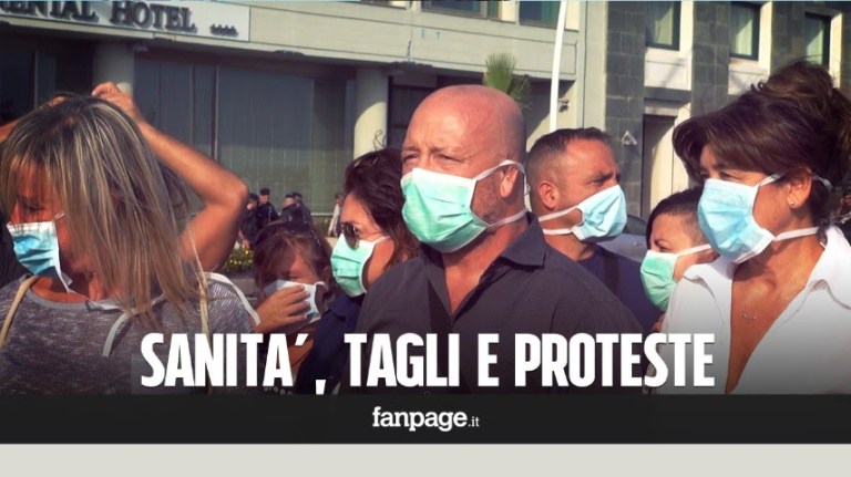 Sanità Campania, De Luca promette e i cittadini protestano: “Chiude ospedali e licenzia persone” Sanità Campania, De Luca promette e i cittadini protestano: “Chiude ospedali e licenzia persone”