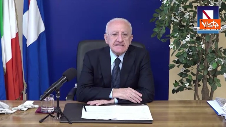 De Luca: “Quella trasformista del PD difende gay e trans. E a chi hanno rovinato la vita i giudici?” De Luca: “Quella trasformista del PD difende gay e trans. E a chi hanno rovinato la vita i giudici?”