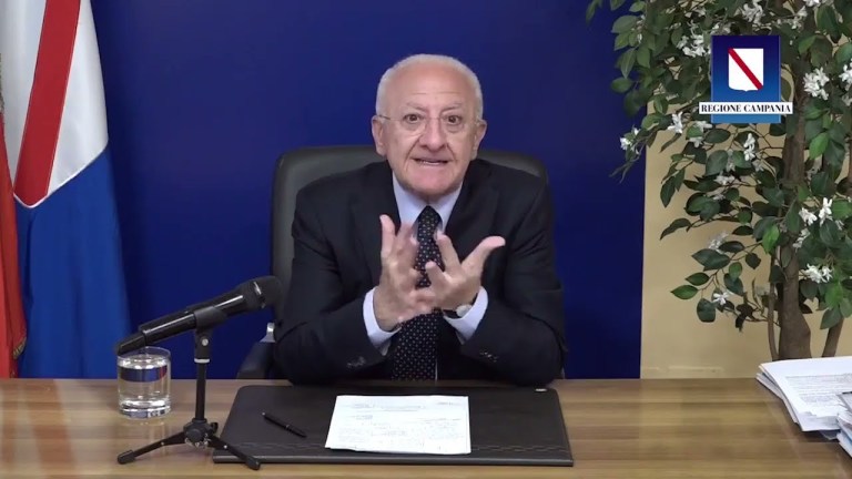 DE LUCA CONTRO GIORGIA MELONI: “PERFORMANCE STUDIATA A TAVOLINO, UN AUTOGOL” DE LUCA CONTRO GIORGIA MELONI: “PERFORMANCE STUDIATA A TAVOLINO, UN AUTOGOL”