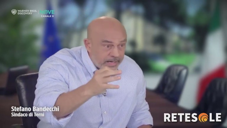 Maurizio Crozza imita il sindaco di Terni Stefano Bandecchi: il “promo” è virale Maurizio Crozza imita il sindaco di Terni Stefano Bandecchi: il “promo” è virale