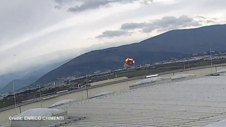 Calenzano, l’audio del primo testimone che lancia l’allarme per l’esplosione: “Sto tremando” Calenzano, l’audio del primo testimone che lancia l’allarme per l’esplosione: “Sto tremando”