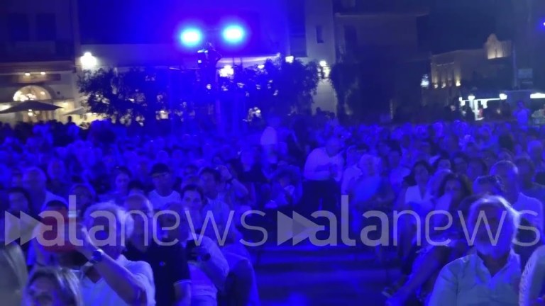 Fischi e contestazioni per Sangiuliano a Il Libro Possibile Fischi e contestazioni per Sangiuliano a Il Libro Possibile