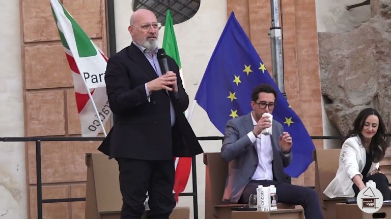 Gli interventi di Stefano Bonaccini e Matteo Mesini in piazzale Della Rosa Gli interventi di Stefano Bonaccini e Matteo Mesini in piazzale Della Rosa