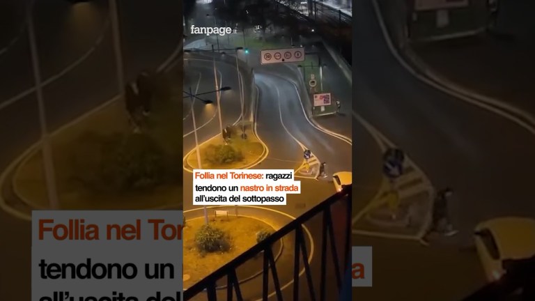 Follia nel torinese: il gesto dei ragazzi immortalato da un video girato col telefonino #shorts Follia nel torinese: il gesto dei ragazzi immortalato da un video girato col telefonino #shorts
