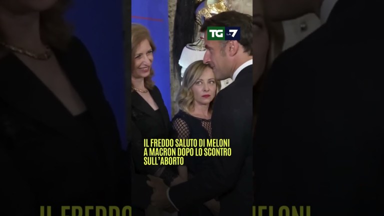 Il freddo saluto di Meloni a Macron dopo lo scontro sull’aborto Il freddo saluto di Meloni a Macron dopo lo scontro sull’aborto