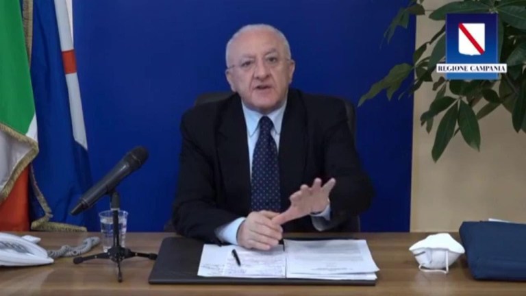 Coronavirus, De Luca: “Se le Regioni del Nord aprono, la Campania chiuderà i confini” Coronavirus, De Luca: “Se le Regioni del Nord aprono, la Campania chiuderà i confini”