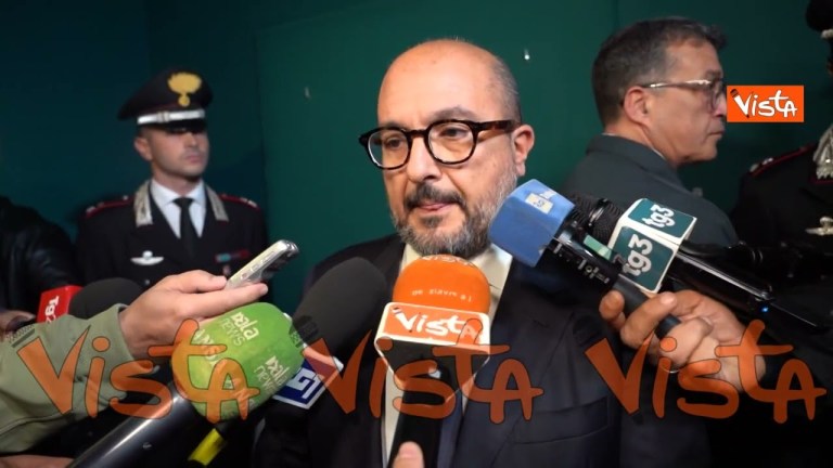 Van Gogh imbrattato dagli ambientalisti, Sangiuliano: “Atto grave, i Carabinieri stanno indagando” Van Gogh imbrattato dagli ambientalisti, Sangiuliano: “Atto grave, i Carabinieri stanno indagando”