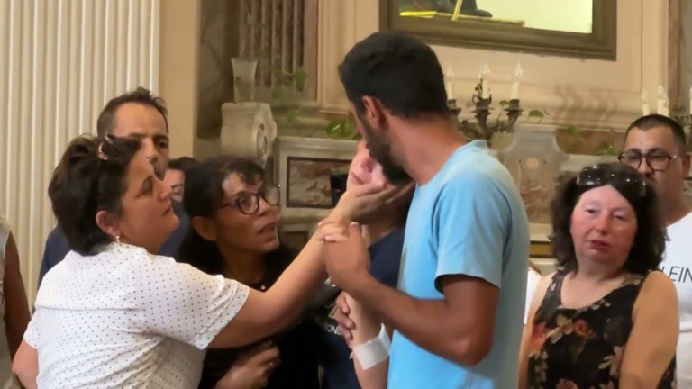 Il dolore dei genitori dei bimbi morti a Manfredonia, in pochi in cattedrale per i funerali Il dolore dei genitori dei bimbi morti a Manfredonia, in pochi in cattedrale per i funerali