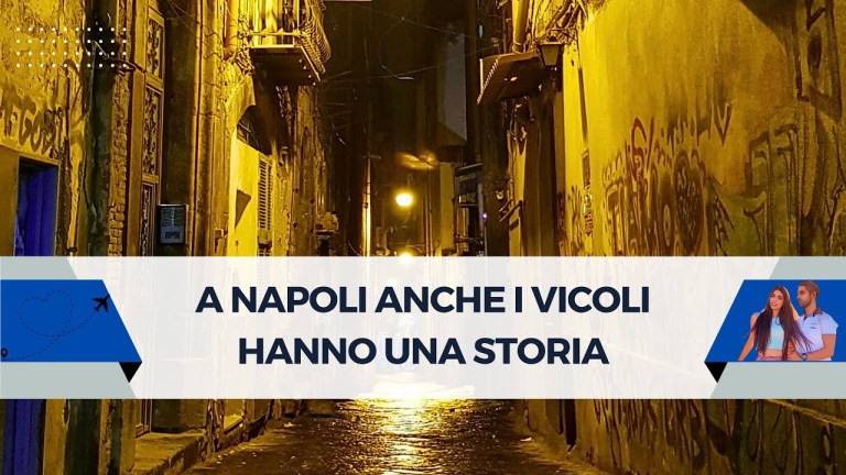 A napoli anche i vicoli hanno una storia. A napoli anche i vicoli hanno una storia.