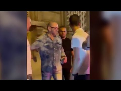 Il re del Marocco appare ubriaco: barcolla per le strade di Parigi Il re del Marocco appare ubriaco: barcolla per le strade di Parigi