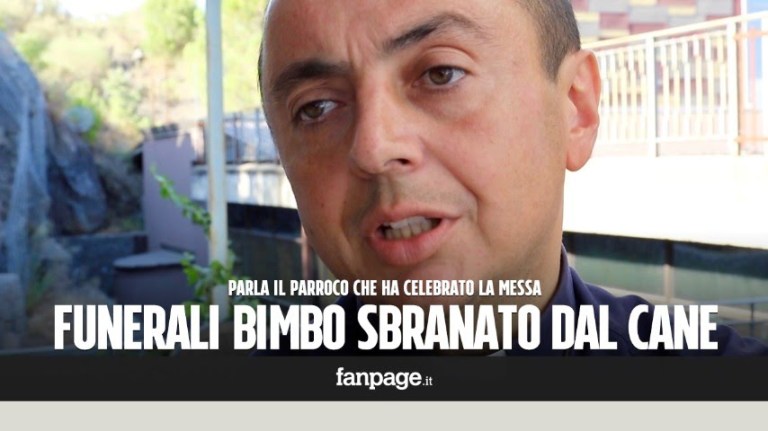 Funerali bimbo sbranato dal cane, il prete: “Una delle messe più strazianti della mia vita” Funerali bimbo sbranato dal cane, il prete: “Una delle messe più strazianti della mia vita”