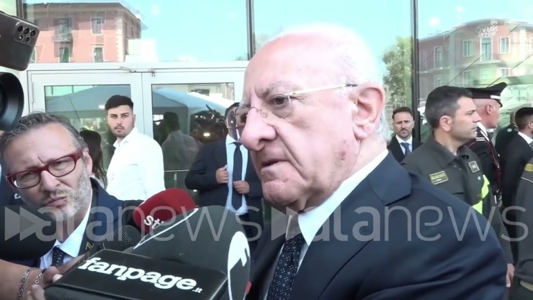 De Luca: “Bagnoli? Sono fondi della Regione. C’è chi fa le cerimonie e chi mette i soldi” De Luca: “Bagnoli? Sono fondi della Regione. C’è chi fa le cerimonie e chi mette i soldi”