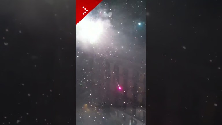 Il Capodanno di Napoli immortalato dal drone in volo tra i fuochi d’artificio Il Capodanno di Napoli immortalato dal drone in volo tra i fuochi d’artificio