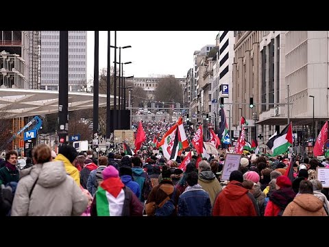 In migliaia marciano per le strade di Bruxelles per un cessate il fuoco permanente a Gaza In migliaia marciano per le strade di Bruxelles per un cessate il fuoco permanente a Gaza