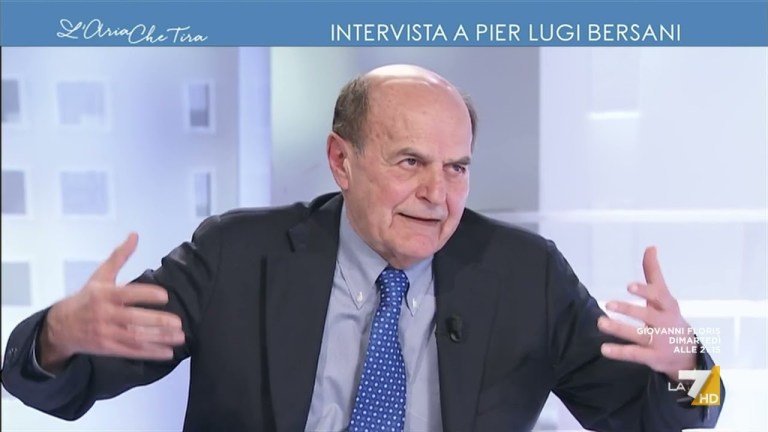 Pier Luigi Bersani piega il lenzuolo con Myrta Merlino per consegnarlo a Draghi sulle … Pier Luigi Bersani piega il lenzuolo con Myrta Merlino per consegnarlo a Draghi sulle …