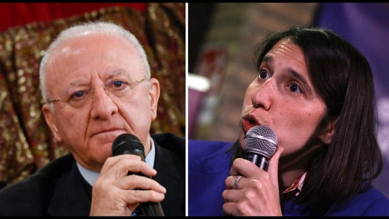 “Vincenzo De Luca: «Elly Schlein è al terzo mandato, consuma 300 euro l’ora per le imbecillità. “Vincenzo De Luca: «Elly Schlein è al terzo mandato, consuma 300 euro l’ora per le imbecillità.