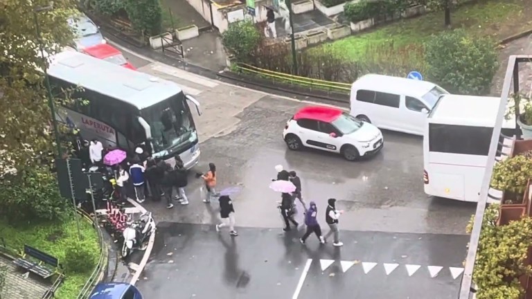 Napoli, piazza Medaglie d’Oro, ore 13:20: traffico in tilt. Bus turistici fermi sulla carreggiata Napoli, piazza Medaglie d’Oro, ore 13:20: traffico in tilt. Bus turistici fermi sulla carreggiata