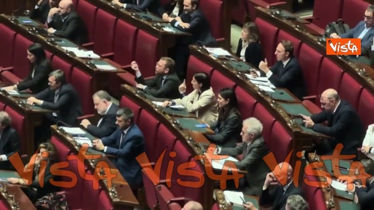 Schlein risponde con un gesto della mano quando Meloni parla del centro immigrati in Albania Schlein risponde con un gesto della mano quando Meloni parla del centro immigrati in Albania