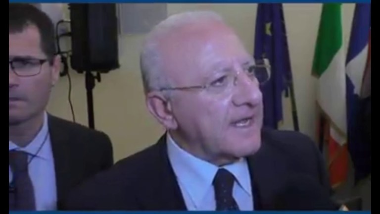 De Luca: “Noi parliamo ai cittadini il linguaggio dei fatti” (14.11.19) De Luca: “Noi parliamo ai cittadini il linguaggio dei fatti” (14.11.19)