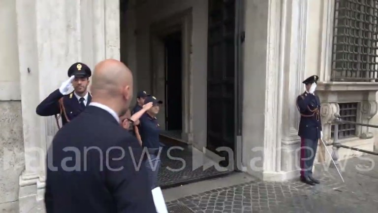 Svarione Sangiuliano, Il ministro non risponde alla domanda su Galileo e Colombo Svarione Sangiuliano, Il ministro non risponde alla domanda su Galileo e Colombo