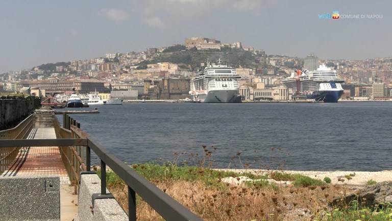 Il Molo San Vincenzo: una passeggiata di 2 km nel mare di Napoli Il Molo San Vincenzo: una passeggiata di 2 km nel mare di Napoli