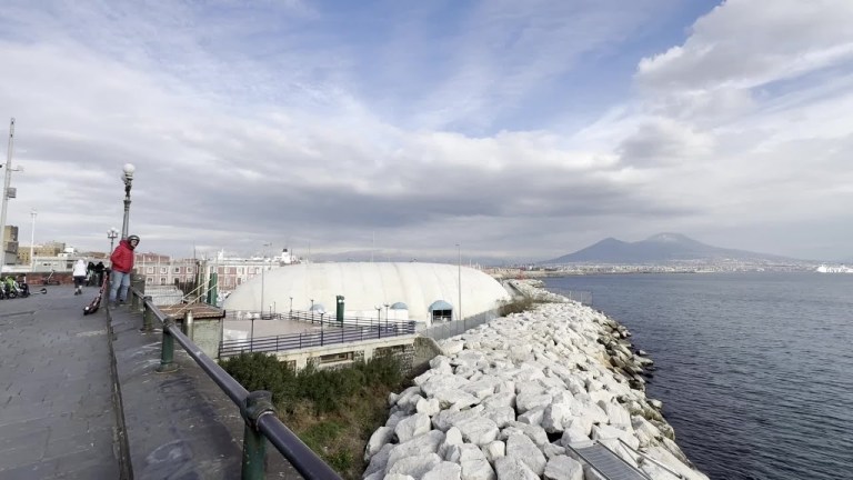 Arriva la neve sul Vesuvio, prima imbiancata del 2025 a Napoli Arriva la neve sul Vesuvio, prima imbiancata del 2025 a Napoli