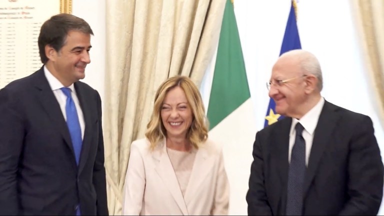 GIORGIA MELONI E DE LUCA FIRMANO L’ACCORDO DI SVILUPPO E COESIONE A PALAZZO CHIGI GIORGIA MELONI E DE LUCA FIRMANO L’ACCORDO DI SVILUPPO E COESIONE A PALAZZO CHIGI