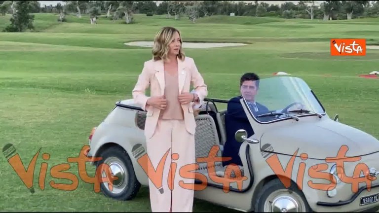 Meloni arriva sul prato del G7 a bordo di una “mini 500” vintage Meloni arriva sul prato del G7 a bordo di una “mini 500” vintage
