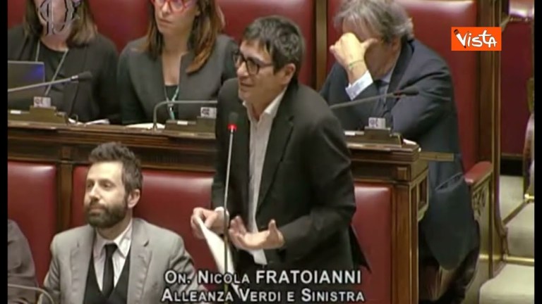 Fratoianni scatena il caos alla Camera sull’avviso di garanzia a Giorgia Meloni Fratoianni scatena il caos alla Camera sull’avviso di garanzia a Giorgia Meloni