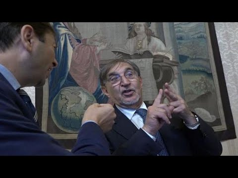 Nello studio di La Russa: la politica, il busto, la polizia e l’Inter Nello studio di La Russa: la politica, il busto, la polizia e l’Inter