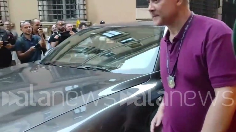Dimissioni Sangiuliano, l’ex ministro lascia il ministero senza parlare Dimissioni Sangiuliano, l’ex ministro lascia il ministero senza parlare