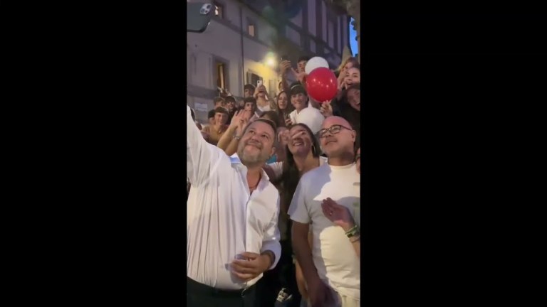 SALVINI A VITERBO, IN OCCASIONE DEL TRASPORTO DELLA MACCHINA DI SANTA ROSA SALVINI A VITERBO, IN OCCASIONE DEL TRASPORTO DELLA MACCHINA DI SANTA ROSA