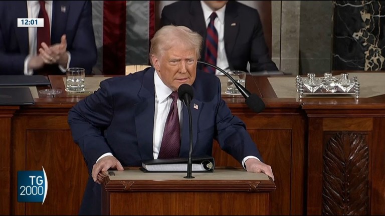 Trump annuncia la resa di Zelensky Trump annuncia la resa di Zelensky