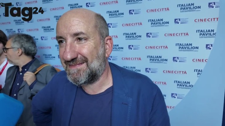 Antonio Albanese a Venezia: “Farei un film su sanità. Sangiuliano come Cetto? No, più drammatico” Antonio Albanese a Venezia: “Farei un film su sanità. Sangiuliano come Cetto? No, più drammatico”