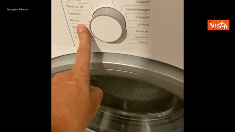 La moglie spiega a Calenda come fare la lavatrice: “Crozza salvami tu” La moglie spiega a Calenda come fare la lavatrice: “Crozza salvami tu”