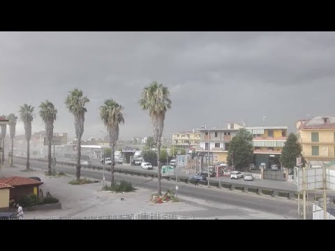 Tromba d’aria a nord di Napoli, antifurti in tilt, allerta nubifragio: cosa sta accadendo | La prove Tromba d’aria a nord di Napoli, antifurti in tilt, allerta nubifragio: cosa sta accadendo | La prove