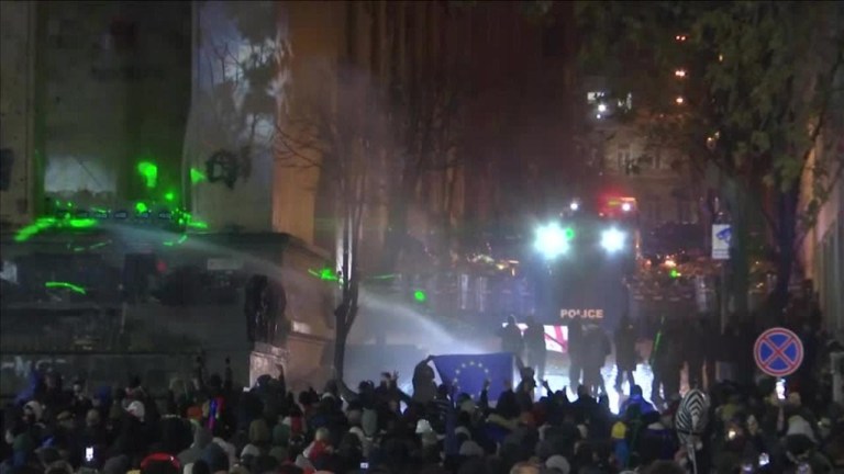 Georgia, nuova notte di violenti scontri tra manifestanti e polizia: 26 feriti Georgia, nuova notte di violenti scontri tra manifestanti e polizia: 26 feriti