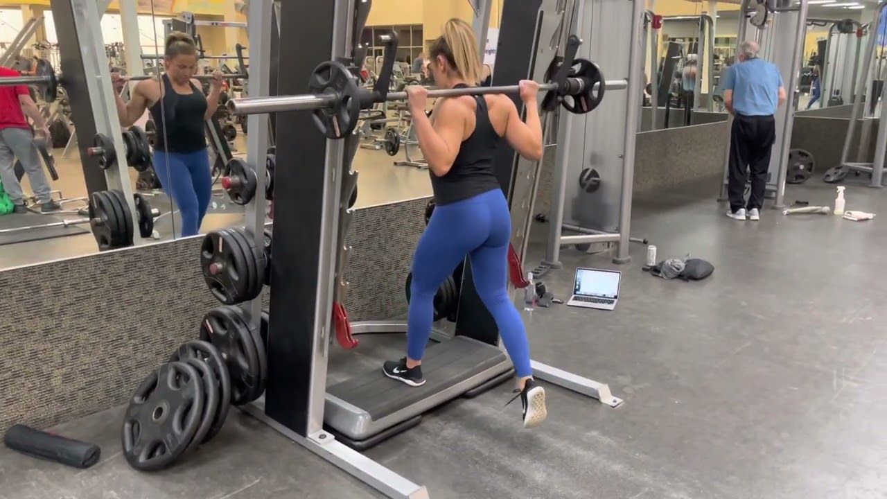 How to Perform the Smith Machine Reverse Lunge Properly for Stronger Legs How to Perform the Smith Machine Reverse Lunge Properly for Stronger Legs