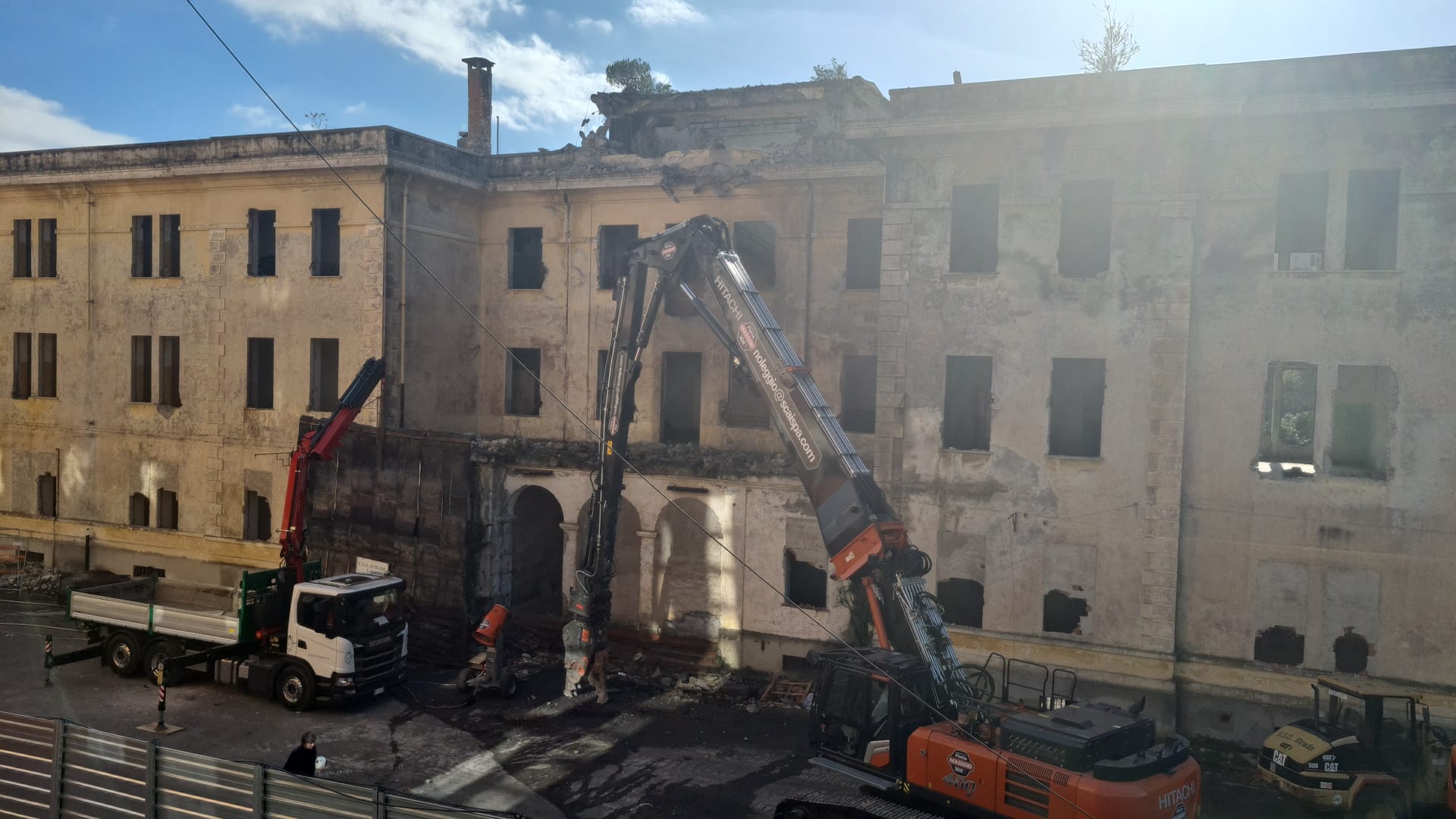 Imperia, al via la demolizione dell’ex caserma Crespi Imperia, al via la demolizione dell’ex caserma Crespi