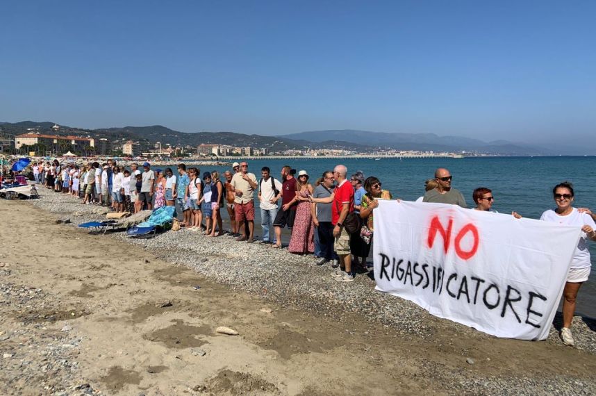Rigassificatore: protesta sui lidi savonesi. Toti: «Chi si oppone vuole gas a casa ma impianto altrove» Rigassificatore: protesta sui lidi savonesi. Toti: «Chi si oppone vuole gas a casa ma impianto altrove»
