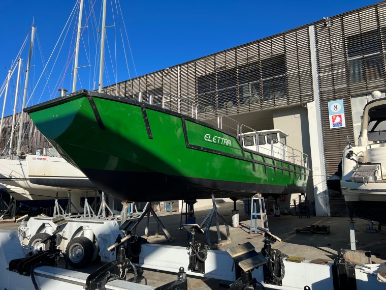 Al porto della Spezia la nuova nave per il ritiro e smaltimento rifiuti è tutta elettrica Al porto della Spezia la nuova nave per il ritiro e smaltimento rifiuti è tutta elettrica