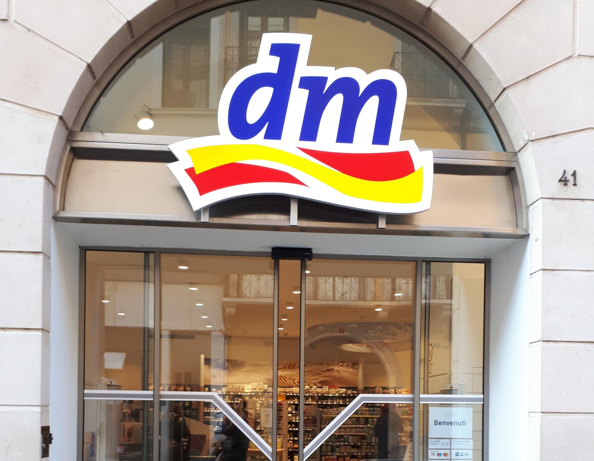 Dm apre in via San Vincenzo a Genova e presto in via Monticelli Dm apre in via San Vincenzo a Genova e presto in via Monticelli