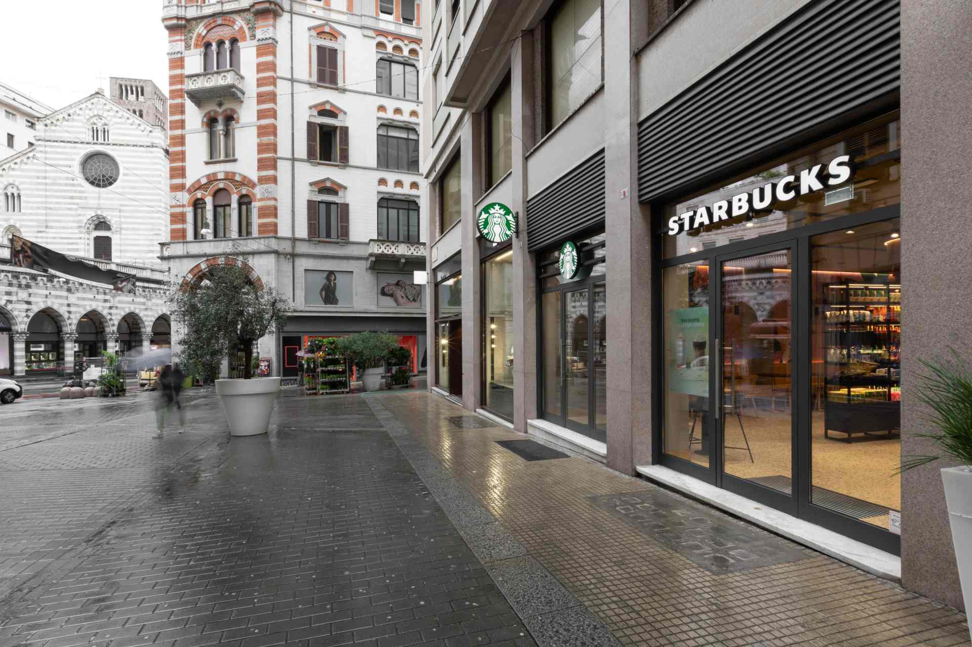 Starbucks ha aperto a Genova: è il 26° store in Italia, il primo in Liguria Starbucks ha aperto a Genova: è il 26° store in Italia, il primo in Liguria