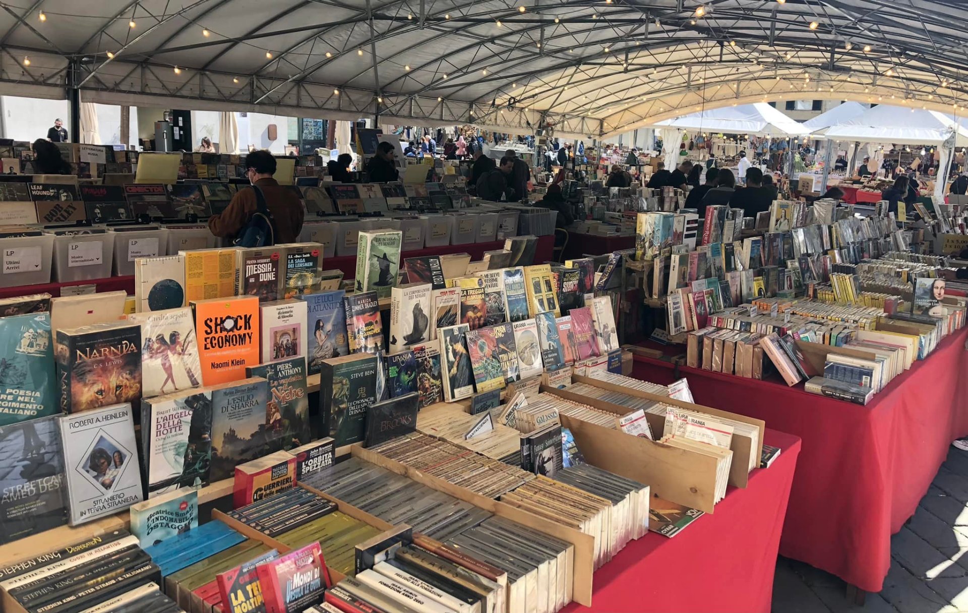Fiera del Libro in piazza Matteotti a Genova sino al 21 maggio Fiera del Libro in piazza Matteotti a Genova sino al 21 maggio